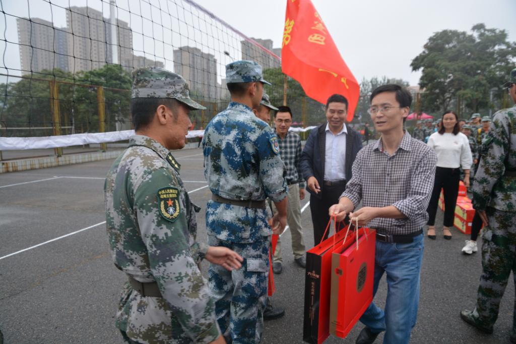 史富强代表学院向大家送上节日的祝福,对同学们的军训表现给予肯定